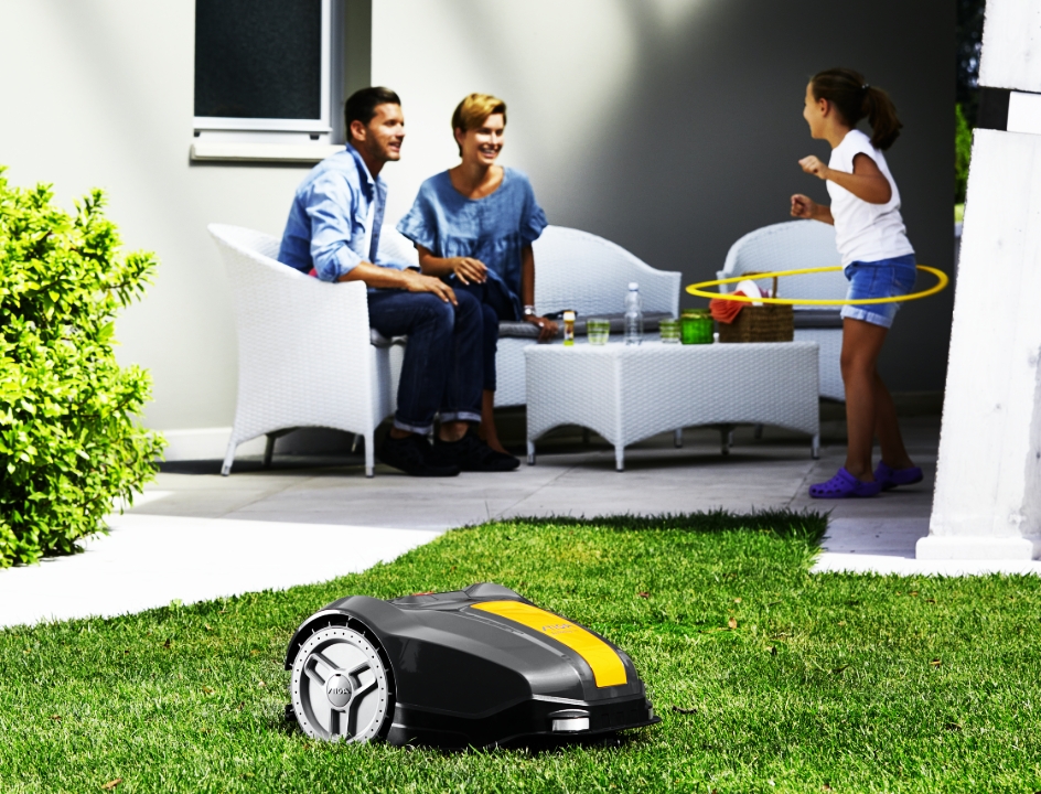 Roboty koszące STIGA na trawie