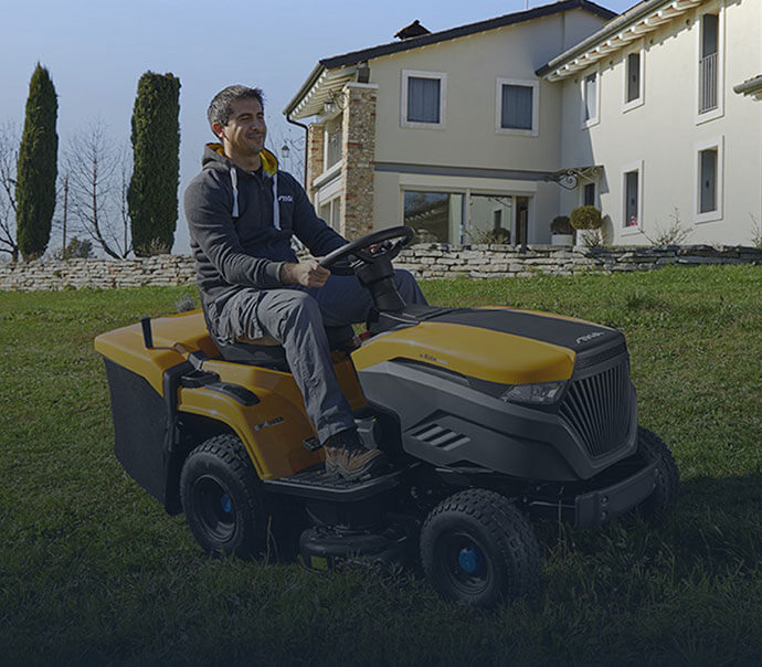 Traktor STIGA koszący trawę