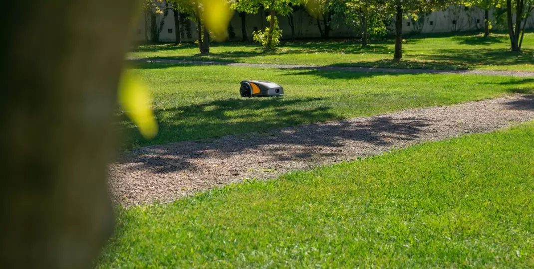 Autonomiczne roboty akumulatorowe - Idealne do twojego ogrodu!
